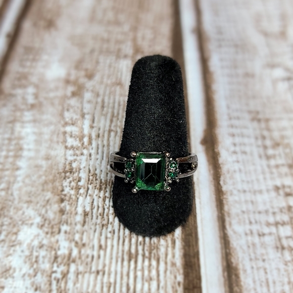 Womens Ring Size 8.5 - Picture 2 of 6